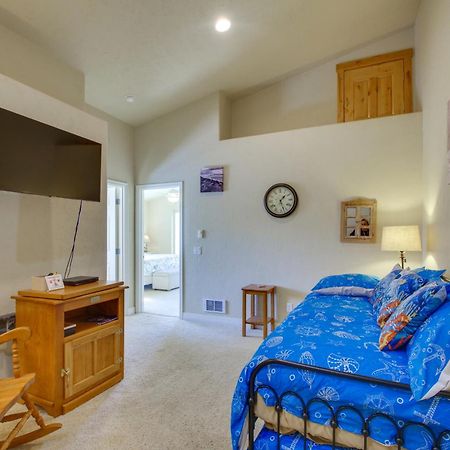 Quiet Waterfront Escape With Hot Tub And Beach Access! Gold Beach Zewnętrze zdjęcie
