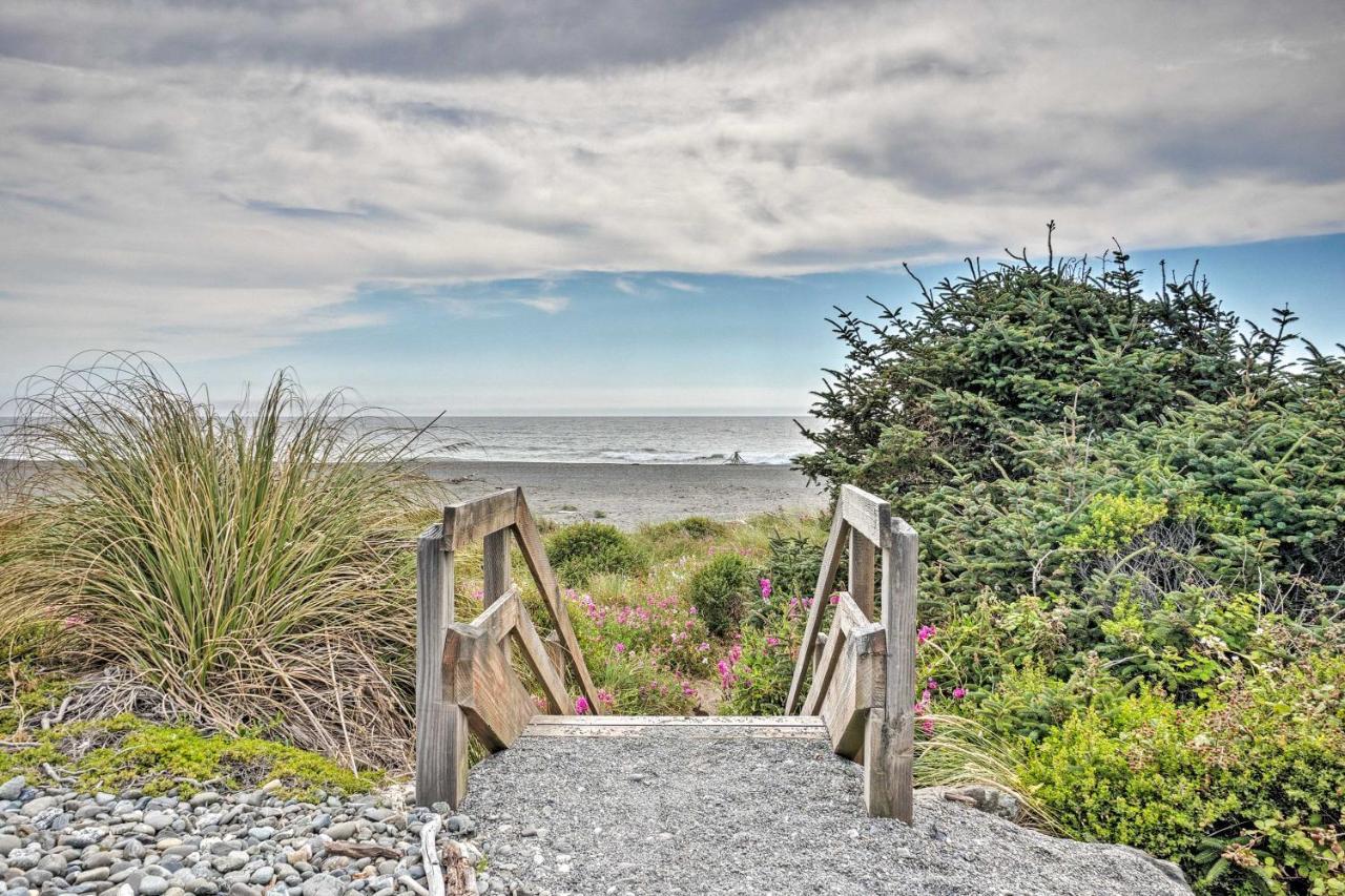 Quiet Waterfront Escape With Hot Tub And Beach Access! Gold Beach Zewnętrze zdjęcie