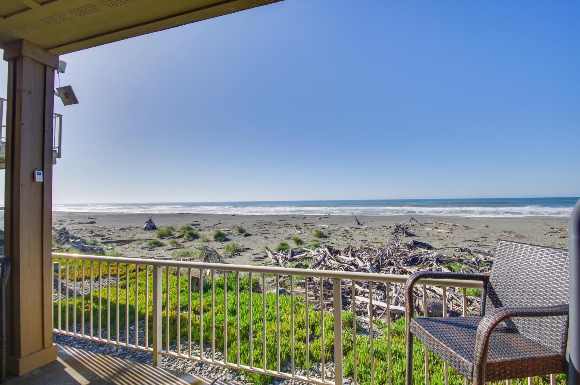 Quiet Waterfront Escape With Hot Tub And Beach Access! Gold Beach Zewnętrze zdjęcie