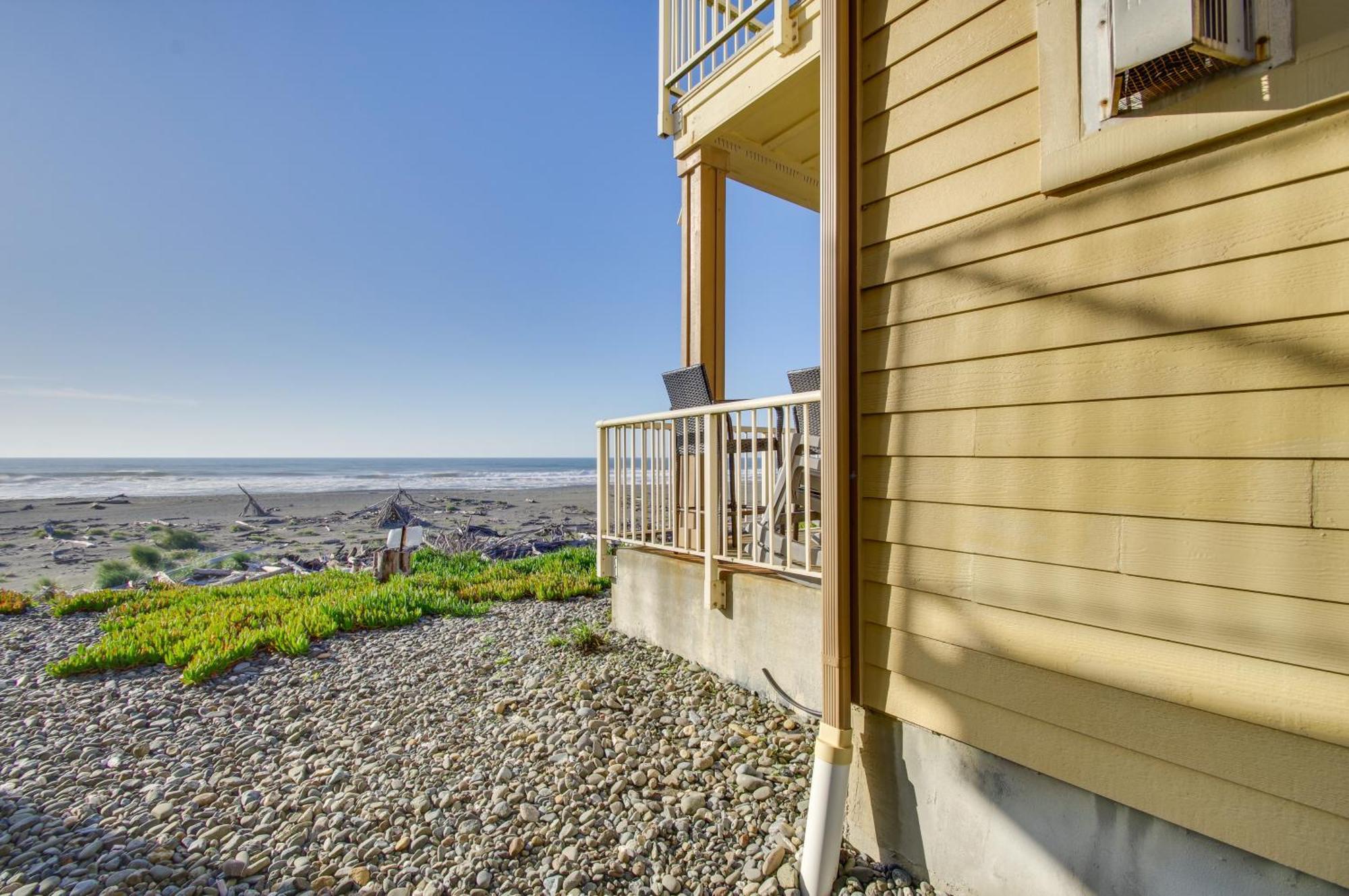Quiet Waterfront Escape With Hot Tub And Beach Access! Gold Beach Zewnętrze zdjęcie