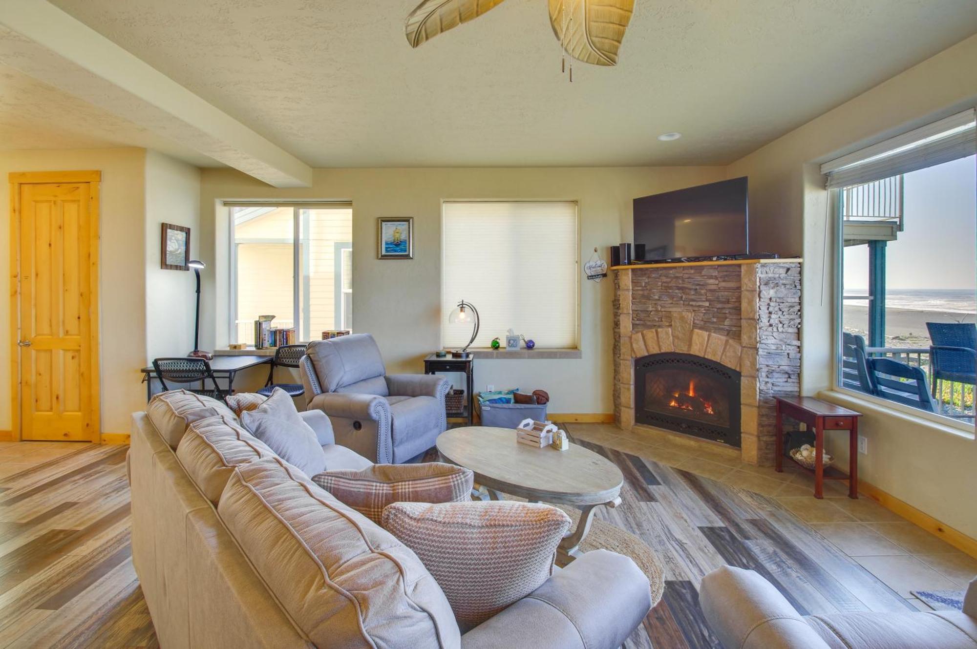 Quiet Waterfront Escape With Hot Tub And Beach Access! Gold Beach Zewnętrze zdjęcie