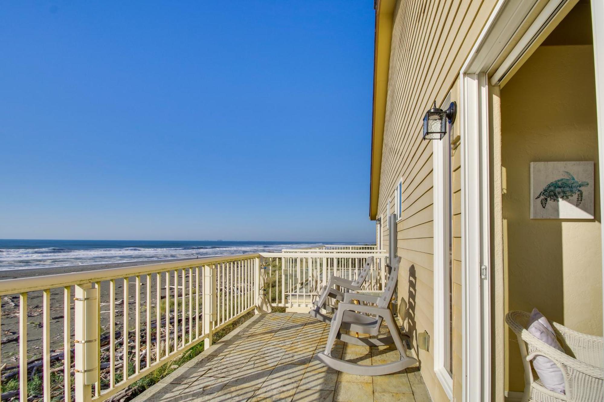 Quiet Waterfront Escape With Hot Tub And Beach Access! Gold Beach Zewnętrze zdjęcie